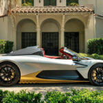 Aston Martin Valhalla Spider: debutta la supercar ibrida da oltre 1.000 CV che spinge i conti del marchio