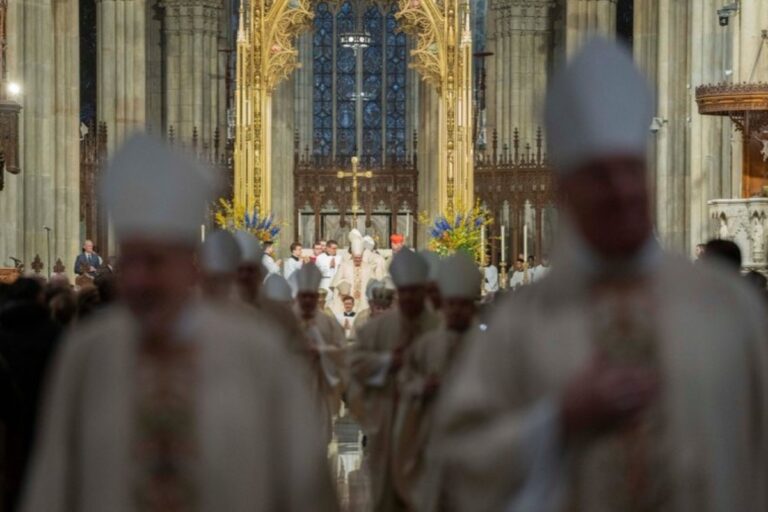 Abusi nella Chiesa Usa: accordo storico a New York, risarcimento record da 800 milioni di dollari