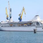 Sogni a picco per il caro carburante: la nave-condominio Odyssey sospende il giro del mondo e sbarca i residenti in Cambogia