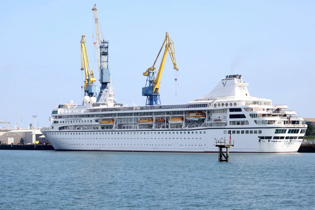 Sogni a picco per il caro carburante: la nave-condominio Odyssey sospende il giro del mondo e sbarca i residenti in Cambogia