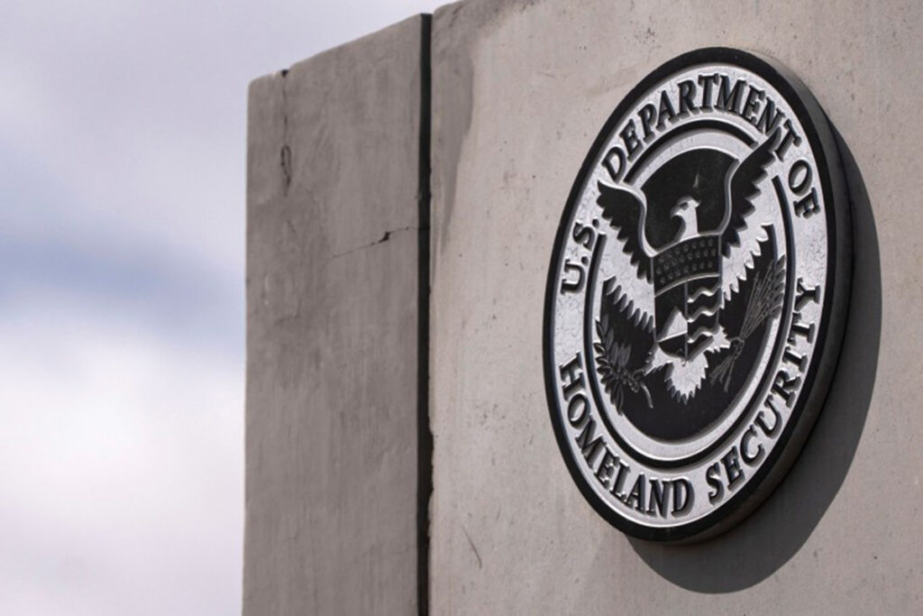 Cyber-attacco al Dipartimento di Sicurezza Nazionale USA: hacker antifascisti rivendicano l'intrusione nei server federali