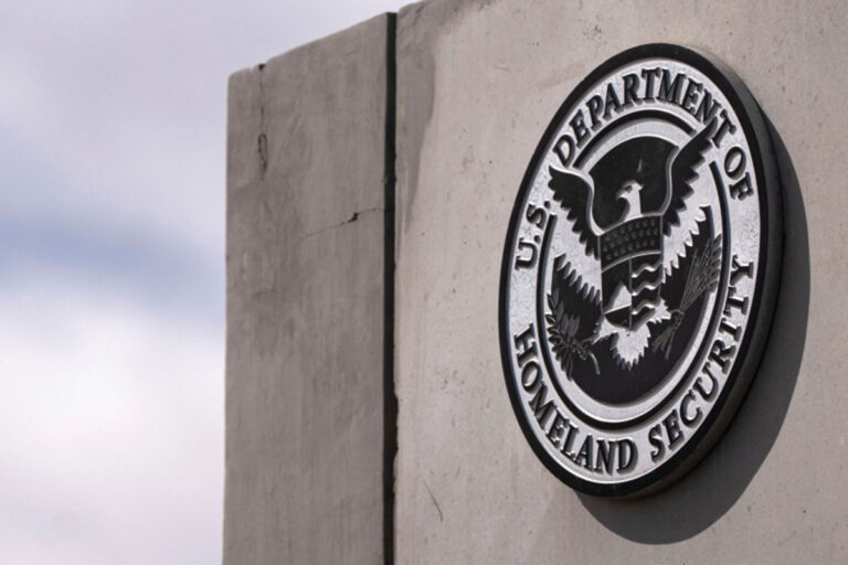 Cyber-attacco al Dipartimento di Sicurezza Nazionale USA: hacker antifascisti rivendicano l'intrusione nei server federali