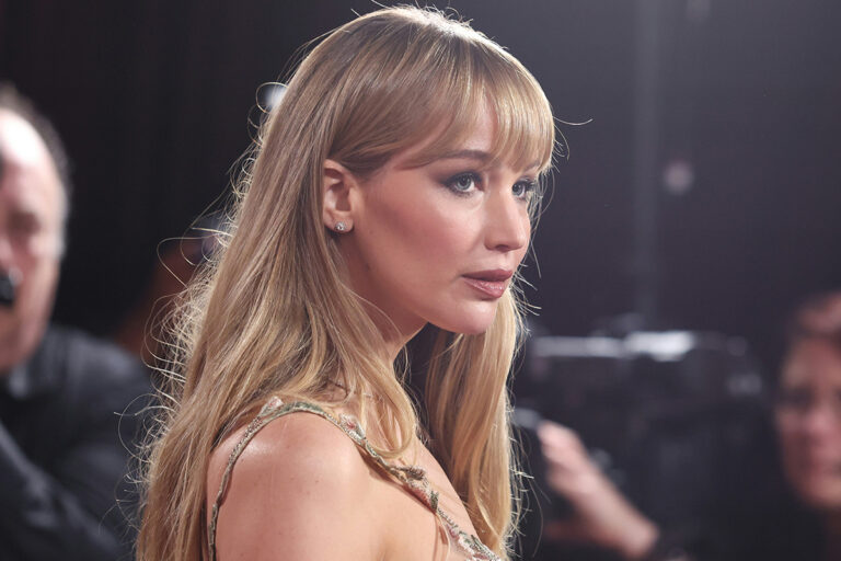 Jennifer Lawrence contro i vertici di Hollywood: «Presenze non autorizzate sul set durante le scene di nudo»