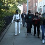 A passeggio col robot a Brooklyn: l'umanoide con IA impara a fare il babysitter tra i passanti