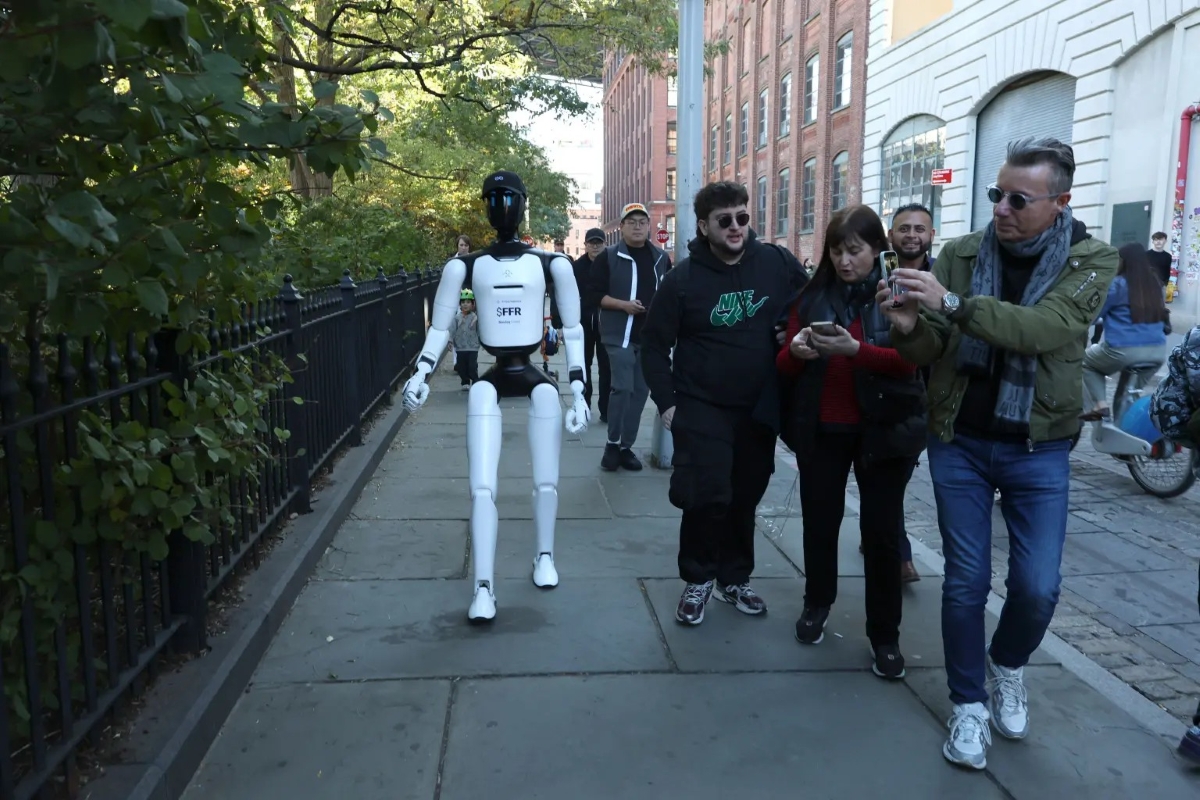 A passeggio col robot a Brooklyn: l'umanoide con IA impara a fare il babysitter tra i passanti