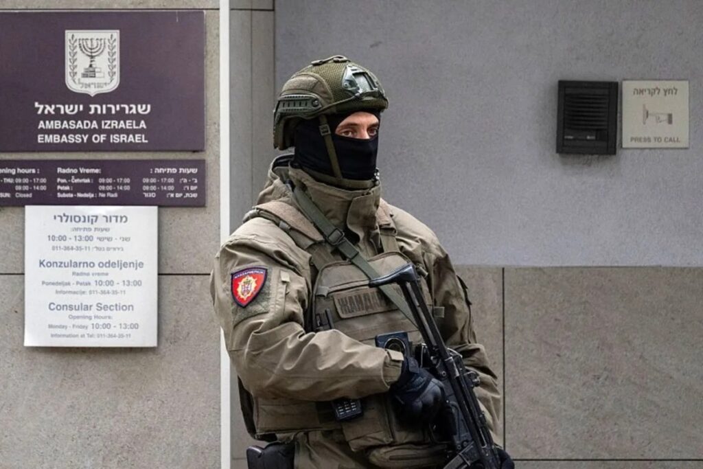 Belgrado, allarme terrorismo: accoltella un agente davanti all'ambasciata israeliana, ucciso dalla polizia