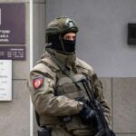 Belgrado, allarme terrorismo: accoltella un agente davanti all'ambasciata israeliana, ucciso dalla polizia
