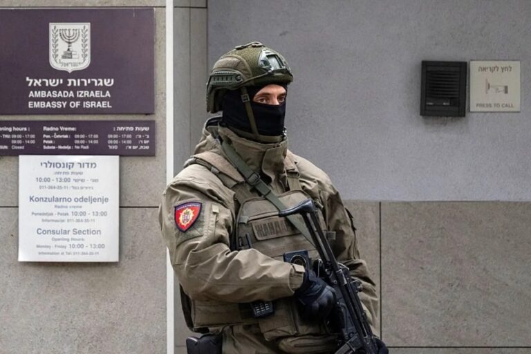 Belgrado, allarme terrorismo: accoltella un agente davanti all'ambasciata israeliana, ucciso dalla polizia