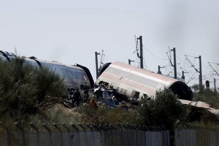 Spagna, scontro tra due treni ad alta velocità vicino a Toledo: almeno 30 morti