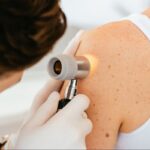 Melanoma, il vaccino a mRNA personalizzato riduce del 42% il rischio di recidiva e decesso